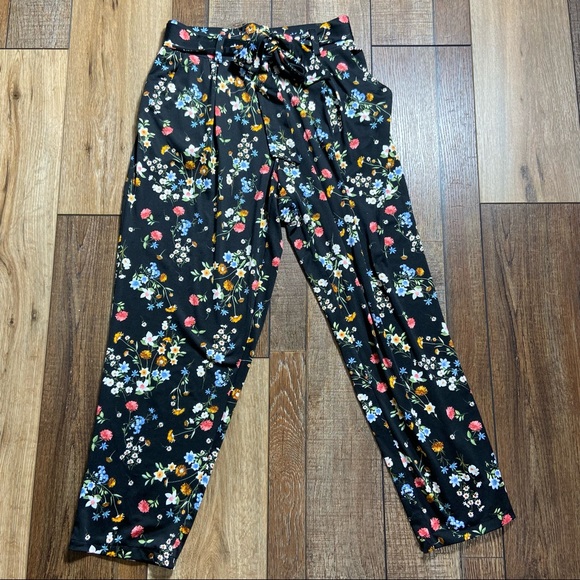 Soho Apparel Floral Stretch Belted Ankle Pants Size M - Picture 4 of 15